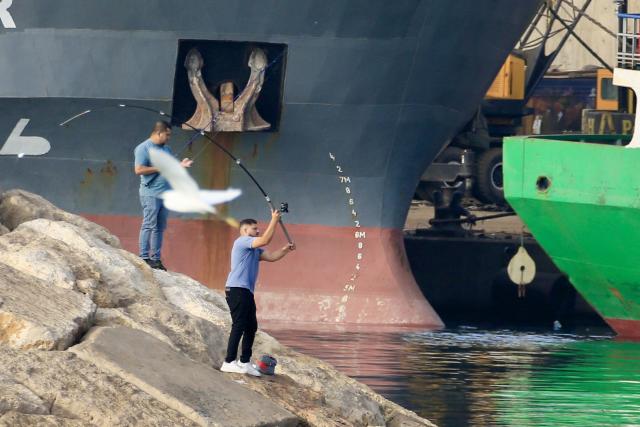 (251029) -- SIDON, Oct. 29, 2025 (Xinhua) -- People fish on the beach of Sidon, southern Lebanon, Oct. 29, 2025. (Photo by Ali Hashisho/Xinhua)