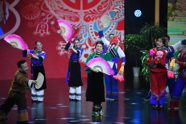 (251029) -- YAN'AN, Oct. 29, 2025 (Xinhua) -- Artists perform during a performance on social etiquette and civility in rural areas in Yan'an, northwest China's Shaanxi Province, Oct. 29, 2025. The event held in Yan'an staged cultural and artistic performances selected from across the country, showcasing new trends in social etiquette and civility in rural areas. (Xinhua/Zhang Bowen)