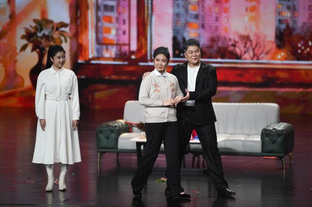 (251029) -- YAN'AN, Oct. 29, 2025 (Xinhua) -- Artists perform during a performance on social etiquette and civility in rural areas in Yan'an, northwest China's Shaanxi Province, Oct. 29, 2025. The event held in Yan'an staged cultural and artistic performances selected from across the country, showcasing new trends in social etiquette and civility in rural areas. (Xinhua/Zhang Bowen)