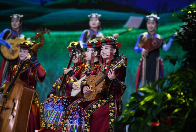 (251029) -- YAN'AN, Oct. 29, 2025 (Xinhua) -- A performance on social etiquette and civility in rural areas is staged in Yan'an, northwest China's Shaanxi Province, Oct. 29, 2025. The event held in Yan'an staged cultural and artistic performances selected from across the country, showcasing new trends in social etiquette and civility in rural areas. (Xinhua/Zhang Bowen)