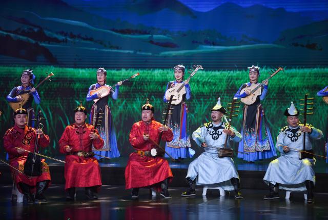 (251029) -- YAN'AN, Oct. 29, 2025 (Xinhua) -- Artists perform during a performance on social etiquette and civility in rural areas in Yan'an, northwest China's Shaanxi Province, Oct. 29, 2025. The event held in Yan'an staged cultural and artistic performances selected from across the country, showcasing new trends in social etiquette and civility in rural areas. (Xinhua/Zhang Bowen)