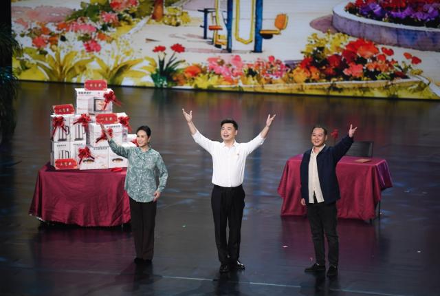 (251029) -- YAN'AN, Oct. 29, 2025 (Xinhua) -- Artists perform during a performance on social etiquette and civility in rural areas in Yan'an, northwest China's Shaanxi Province, Oct. 29, 2025. The event held in Yan'an staged cultural and artistic performances selected from across the country, showcasing new trends in social etiquette and civility in rural areas. (Xinhua/Zhang Bowen)