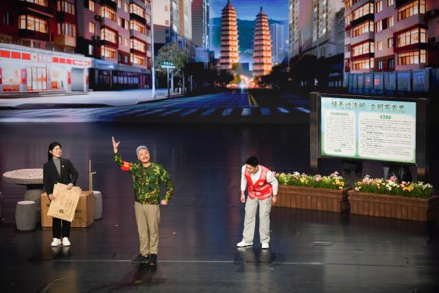 (251029) -- YAN'AN, Oct. 29, 2025 (Xinhua) -- Artists perform during a performance on social etiquette and civility in rural areas in Yan'an, northwest China's Shaanxi Province, Oct. 29, 2025. The event held in Yan'an staged cultural and artistic performances selected from across the country, showcasing new trends in social etiquette and civility in rural areas. (Xinhua/Zhang Bowen)