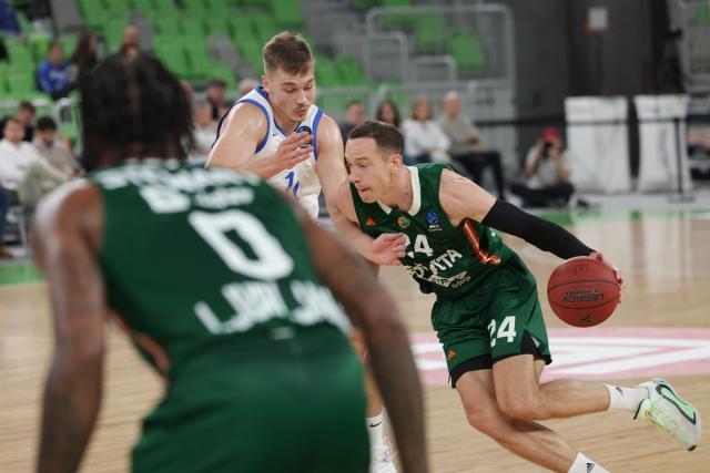 (251030) -- LJUBLJANA, Oct. 30, 2025 (Xinhua) -- David Skara (R) of Cedevita Olimpija breaks through during the BKT EuroCup 2025/26 round 5 group A between Cedevita Olimpija and Neptunas Klaipeda in Ljubljana, Slovenia, Oct. 29, 2025. (Photo by Zeljko Stevanic/Xinhua)