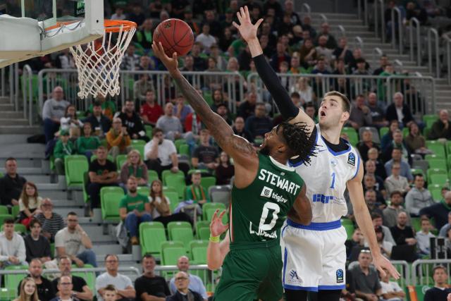 (251030) -- LJUBLJANA, Oct. 30, 2025 (Xinhua) -- D. J. Stewart (L) of Cedevita Olimpija goes for a lay-up during the BKT EuroCup 2025/26 round 5 group A between Cedevita Olimpija and Neptunas Klaipeda in Ljubljana, Slovenia, Oct. 29, 2025. (Photo by Zeljko Stevanic/Xinhua)
