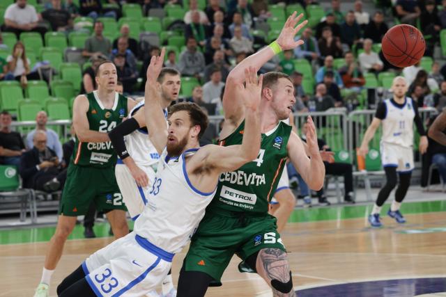 (251030) -- LJUBLJANA, Oct. 30, 2025 (Xinhua) -- Thomas Kennedy (front R) of Cedevita Olimpija vies with James Karnik of Neptunas Klaipeda during the BKT EuroCup 2025/26 round 5 group A between Cedevita Olimpija and Neptunas Klaipeda in Ljubljana, Slovenia, Oct. 29, 2025. (Photo by Zeljko Stevanic/Xinhua)