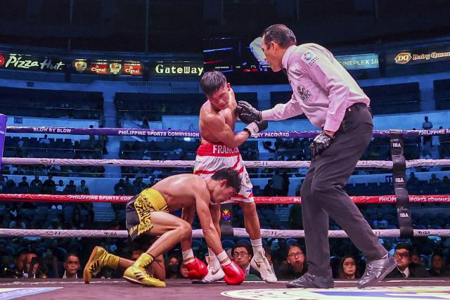 (251030) -- QUEZON CITY, Oct. 30, 2025 (Xinhua) -- Ramel Macado Jr. (L) of the Philippines and Albert Francisco (C) of the Philippines react during the flyweight match at the Thrilla in Manila 50th Anniversary in Quezon City, the Philippines on Oct. 29, 2025. (Xinhua/Rouelle Umali)