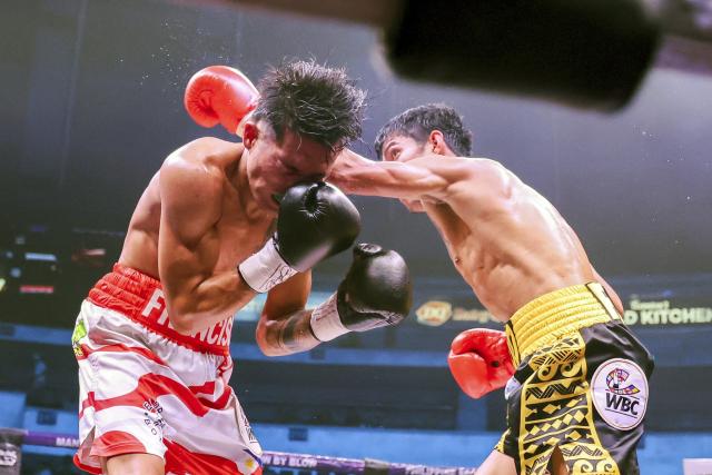 (251030) -- QUEZON CITY, Oct. 30, 2025 (Xinhua) -- Ramel Macado Jr. (R) of the Philippines competes against Albert Francisco (L) of the Philippines the flyweight match at the Thrilla in Manila 50th Anniversary in Quezon City, the Philippines on Oct. 29, 2025. (Xinhua/Rouelle Umali)