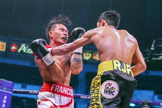 (251030) -- QUEZON CITY, Oct. 30, 2025 (Xinhua) -- Ramel Macado Jr. (R) of the Philippines competes against Albert Francisco of the Philippines during the flyweight match at the Thrilla in Manila 50th Anniversary in Quezon City, the Philippines on Oct. 29, 2025. (Xinhua/Rouelle Umali)