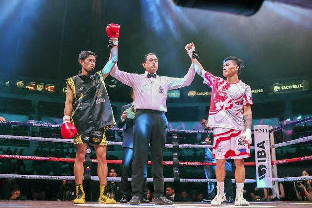(251030) -- QUEZON CITY, Oct. 30, 2025 (Xinhua) -- Ramel Macado Jr. (L) and Albert Francisco (R) of the Philippines are declared a draw after the flyweight match at the Thrilla in Manila 50th Anniversary in Quezon City, the Philippines on Oct. 29, 2025. (Xinhua/Rouelle Umali)
