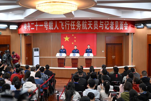 (251030) -- JIUQUAN, Oct. 30, 2025 (Xinhua) -- Chinese astronauts Zhang Lu (C), Wu Fei (R) and Zhang Hongzhang for the upcoming Shenzhou-21 spaceflight mission, meet the press in Jiuquan Satellite Launch Center in northwest China on Oct. 30, 2025. (Xinhua/Li Zhipeng)
