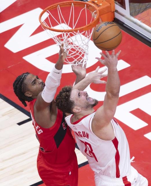 (251030) -- TORONTO, Oct. 30, 2025 (Xinhua) -- Alperen Sengun (R) of Houston Rockets goes for a lay-up during the 2025-2026 NBA regular season game between Toronto Raptors and Houston Rockets in Toronto, Canada, on Oct. 29, 2025. (Photo by Zou Zheng/Xinhua)