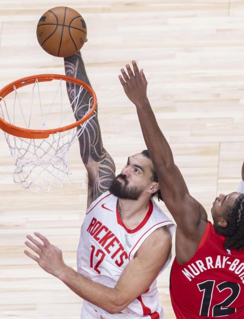 (251030) -- TORONTO, Oct. 30, 2025 (Xinhua) -- Steven Adams (L) of Houston Rockets dunks during the 2025-2026 NBA regular season game between Toronto Raptors and Houston Rockets in Toronto, Canada, on Oct. 29, 2025. (Photo by Zou Zheng/Xinhua)