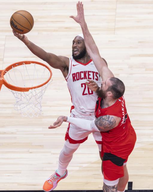 (251030) -- TORONTO, Oct. 30, 2025 (Xinhua) -- Josh Okogie (L) of Houston Rockets goes up for a lay-up during the 2025-2026 NBA regular season game between Toronto Raptors and Houston Rockets in Toronto, Canada, on Oct. 29, 2025. (Photo by Zou Zheng/Xinhua)