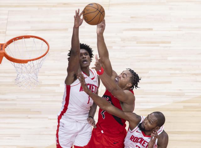 (251030) -- TORONTO, Oct. 30, 2025 (Xinhua) -- Scottie Barnes (C) of Toronto Raptors shoots during the 2025-2026 NBA regular season game between Toronto Raptors and Houston Rockets in Toronto, Canada, on Oct. 29, 2025. (Photo by Zou Zheng/Xinhua)