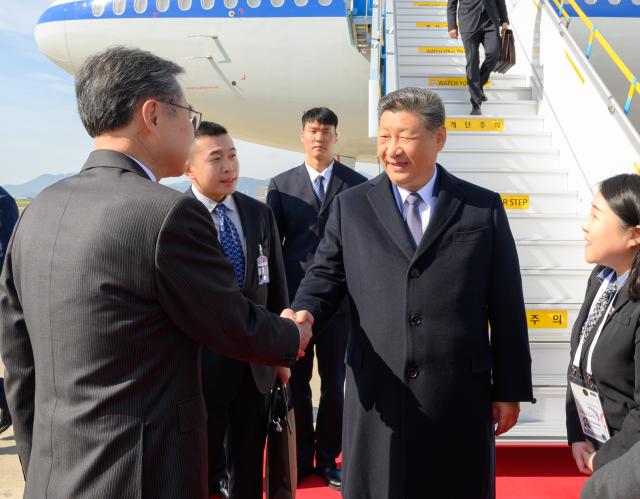 (251030) -- BUSAN, Oct. 30, 2025 (Xinhua) -- Chinese President Xi Jinping is warmly welcomed by senior South Korean officials, including Foreign Minister Cho Hyun, upon arriving at Gimhae International Airport in Busan, South Korea, Oct. 30, 2025. Xi landed in Busan on Thursday to attend the 32nd APEC Economic Leaders' Meeting in Gyeongju, and pay a state visit to the Republic of Korea (ROK) at the invitation of ROK President Lee Jae-myung. (Xinhua/Xie Huanchi)