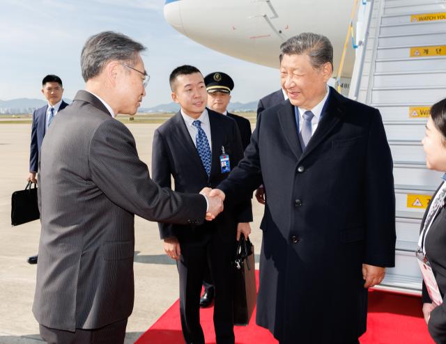 (251030) -- BUSAN, Oct. 30, 2025 (Xinhua) -- Chinese President Xi Jinping is warmly welcomed by senior South Korean officials, including Foreign Minister Cho Hyun, upon arriving at Gimhae International Airport in Busan, South Korea, Oct. 30, 2025. Xi landed in Busan on Thursday to attend the 32nd APEC Economic Leaders' Meeting in Gyeongju, and pay a state visit to the Republic of Korea (ROK) at the invitation of ROK President Lee Jae-myung. (Xinhua/Huang Jingwen)