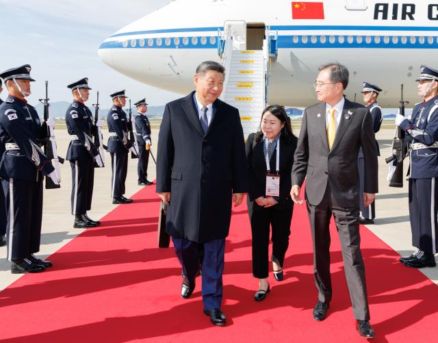 (251030) -- BUSAN, Oct. 30, 2025 (Xinhua) -- Chinese President Xi Jinping is warmly welcomed by senior South Korean officials, including Foreign Minister Cho Hyun, upon arriving at Gimhae International Airport in Busan, South Korea, Oct. 30, 2025. Xi landed in Busan on Thursday to attend the 32nd APEC Economic Leaders' Meeting in Gyeongju, and pay a state visit to the Republic of Korea (ROK) at the invitation of ROK President Lee Jae-myung. (Xinhua/Huang Jingwen)