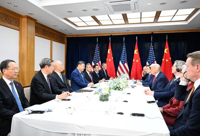 (251030) -- BUSAN, Oct. 30, 2025 (Xinhua) -- Chinese President Xi Jinping meets with U.S. President Donald Trump in Busan, South Korea, Oct. 30, 2025. (Xinhua/Shen Hong)