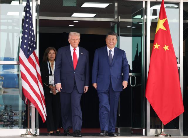 (251030) -- BUSAN, Oct. 30, 2025 (Xinhua) -- Chinese President Xi Jinping meets with U.S. President Donald Trump in Busan, South Korea, Oct. 30, 2025. (Xinhua/Huang Jingwen)