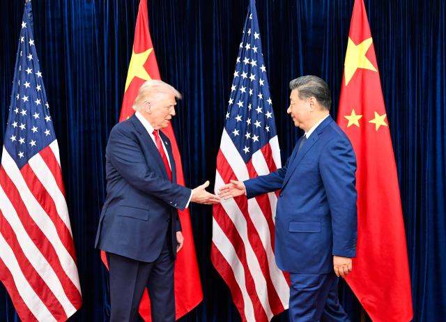 (251030) -- BUSAN, Oct. 30, 2025 (Xinhua) -- Chinese President Xi Jinping meets with U.S. President Donald Trump in Busan, South Korea, Oct. 30, 2025. (Xinhua/Shen Hong)