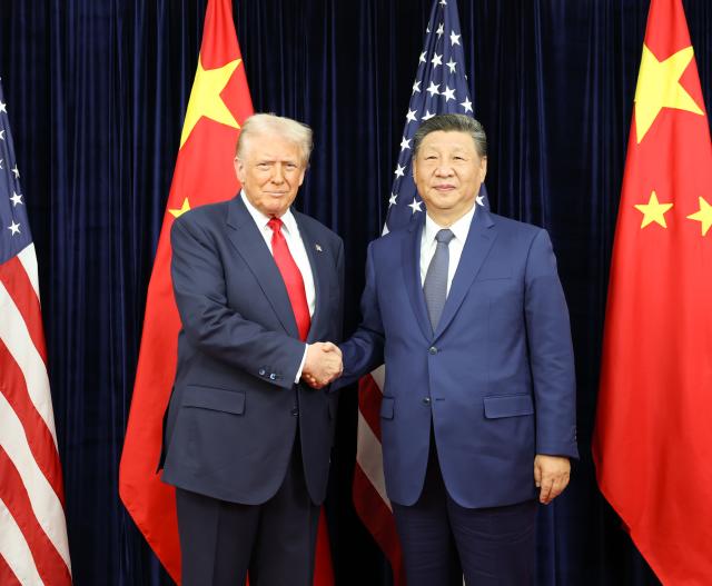 (251030) -- BUSAN, Oct. 30, 2025 (Xinhua) -- Chinese President Xi Jinping meets with U.S. President Donald Trump in Busan, South Korea, Oct. 30, 2025. (Xinhua/Huang Jingwen)