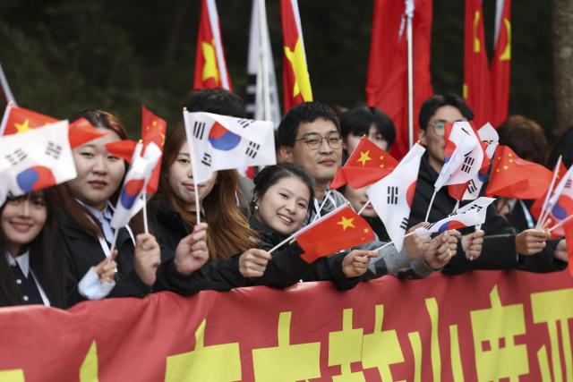 (251030) -- BUSAN, Oct. 30, 2025 (Xinhua) -- People welcome Chinese President Xi Jinping in South Korea on Oct. 30, 2025. Xi landed in South Korea on Thursday to attend the 32nd APEC Economic Leaders' Meeting and pay a state visit to the Republic of Korea (ROK) at the invitation of ROK President Lee Jae-myung. (Xinhua/Zhang Haobo)