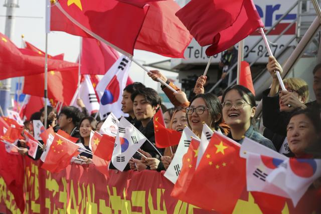(251030) -- BUSAN, Oct. 30, 2025 (Xinhua) -- People welcome Chinese President Xi Jinping in South Korea on Oct. 30, 2025. Xi landed in South Korea on Thursday to attend the 32nd APEC Economic Leaders' Meeting and pay a state visit to the Republic of Korea (ROK) at the invitation of ROK President Lee Jae-myung. (Xinhua/Yao Qilin)