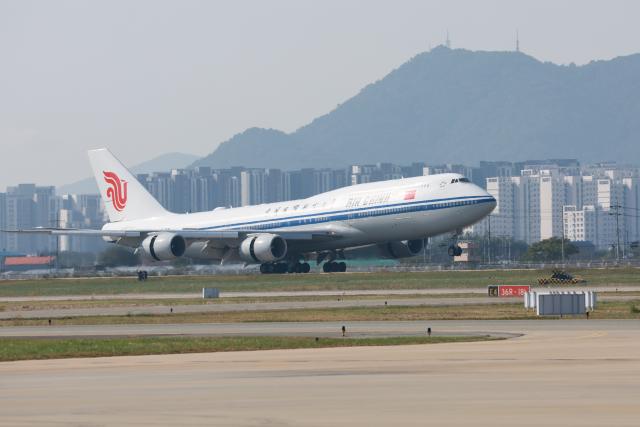 (251030) -- BUSAN, Oct. 30, 2025 (Xinhua) -- Chinese President Xi Jinping arrives in South Korea to attend the 32nd APEC Economic Leaders' Meeting and pay a state visit to the Republic of Korea (ROK) at the invitation of ROK President Lee Jae-myung, on Oct. 30, 2025. (Xinhua/Ding Lin)