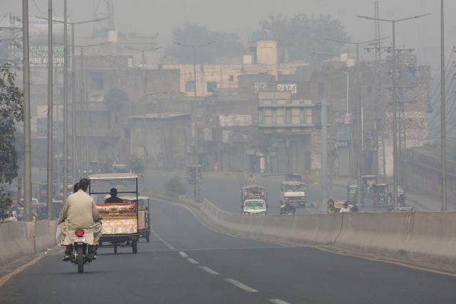 (251030) -- LAHORE, Oct. 30, 2025 (Xinhua) -- A smog-shrouded city view is seen in Lahore, Pakistan on Oct. 30, 2025. (Photo by Sajjad/Xinhua)