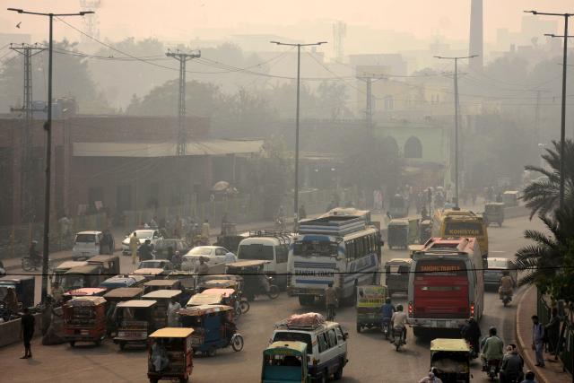 (251030) -- LAHORE, Oct. 30, 2025 (Xinhua) -- Vehicles are seen on a smog-shrouded road in Lahore, Pakistan on Oct. 30, 2025. (Photo by Sajjad/Xinhua)