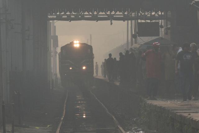 (251030) -- LAHORE, Oct. 30, 2025 (Xinhua) -- A train arrives at a platform amid smog in Lahore, Pakistan on Oct. 30, 2025. (Photo by Sajjad/Xinhua)