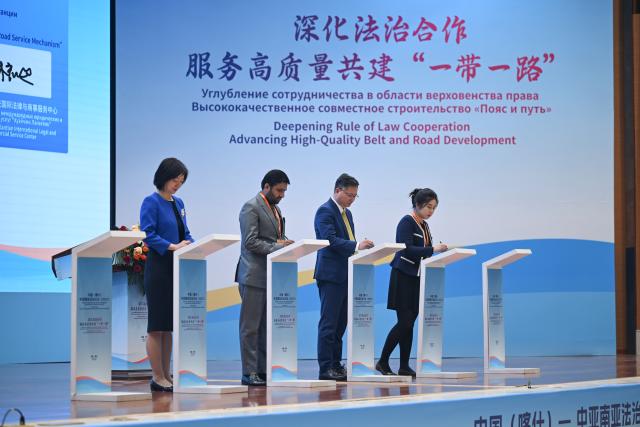 (251030) -- KASHGAR, Oct. 30, 2025 (Xinhua) -- Guests attend a signing ceremony during the China (Kashgar) - Central and South Asia Forum on the Rule of Law (2025) in Kashgar, northwest China's Xinjiang Uygur Autonomous Region, Oct. 30, 2025. The forum kicked off here on Thursday. (Xinhua/Ding Lei)