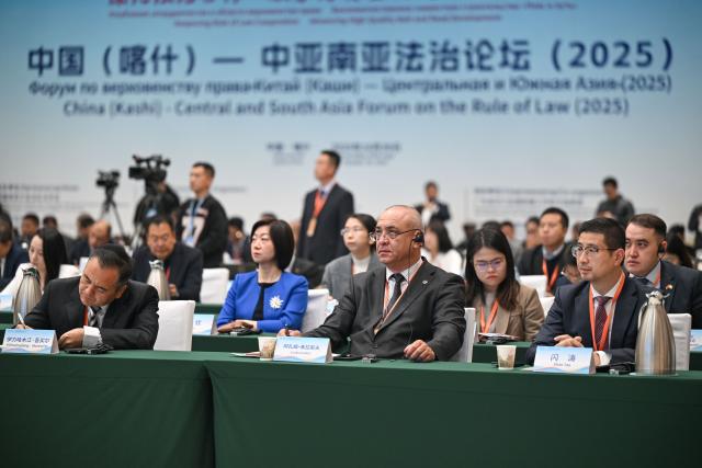 (251030) -- KASHGAR, Oct. 30, 2025 (Xinhua) -- Guests attend the China (Kashgar) - Central and South Asia Forum on the Rule of Law (2025) in Kashgar, northwest China's Xinjiang Uygur Autonomous Region, Oct. 30, 2025. The forum kicked off here on Thursday. (Xinhua/Ding Lei)