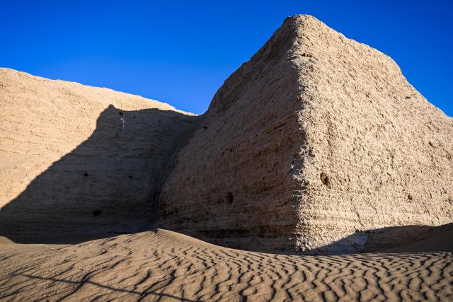 (251030) -- EJINA BANNER, Oct. 30, 2025 (Xinhua) -- An aerial drone photo taken on Oct. 29, 2025 shows a view of the Heicheng ruins in Ejina Banner of Alxa League, north China's Inner Mongolia Autonomous Region. The Heicheng ruins, built in the ninth century, was the largest and best preserved ancient city on the Silk Road. (Xinhua/Lian Zhen)