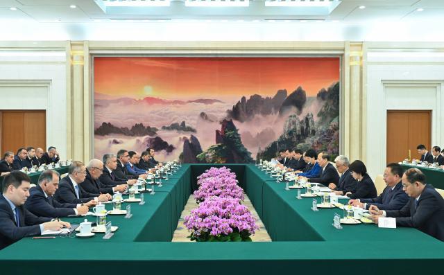 (251030) -- BEIJING, Oct. 30, 2025 (Xinhua) -- Shi Taifeng, a member of the Political Bureau of the Communist Party of China (CPC) Central Committee and head of the CPC Central Committee's Organization Department, meets with the foreign representatives attending the second meeting of China-Central Asia political parties dialogue in Beijing, capital of China, Oct. 30, 2025. (Xinhua/Li Xin)