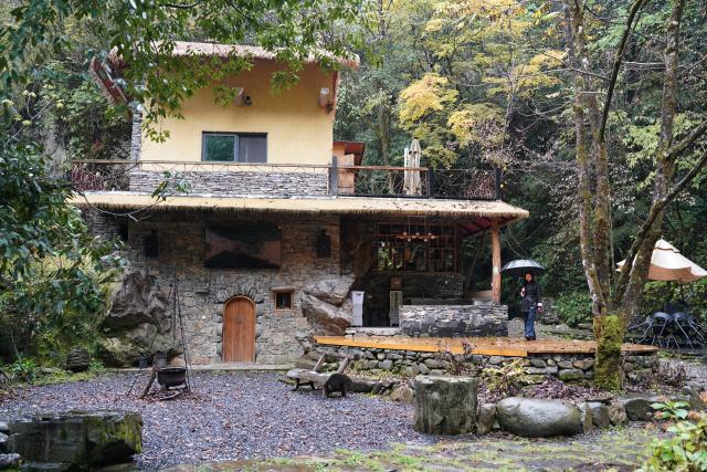 (251030) -- ANKANG, Oct. 30, 2025 (Xinhua) -- This photo taken on Oct. 29, 2025 shows a view of a healthcare tourism industrial park in Yuping Village of Zhenping County, Ankang City, northwest China's Shaanxi Province. Zhenping County, with a forest coverage rate of 88.82 percent, has leveraged its natural resources in recent years to develop healthcare tourism industry, boosting local economy. (Xinhua/Shao Rui)