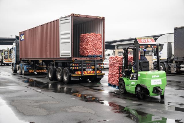 (251030) -- JOHANNESBURG, Oct. 30, 2025 (Xinhua) -- A workers drives a forklift to load boxes of fruits onto trucks at the Johannesburg Fresh Produce Market in South Africa, on Oct. 29, 2025. In recent days, South African fruit traders have been actively stocking up on fruit for export to China. According to a recent trade agreement reached between the South African and Chinese governments, South Africa is authorized to export five types of fruits, including apricots, peaches, nectarines, plums, and prunes, to China. (Photo by Shiraaz Mohamed/Xinhua)