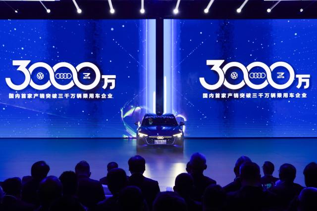 (251030) -- CHANGCHUN, Oct. 30, 2025 (Xinhua) -- The 30 millionth car manufactured by FAW-Volkswagen is pictured at an offline ceremony in Changchun, northeast China's Jilin Province, Oct. 30, 2025. The offline ceremony celebrating the 30 millionth car rolling off the FAW-Volkswagen production line was held here on Thursday. (Xinhua/Xu Chang)
