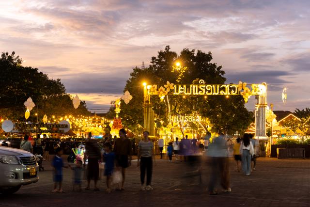 (251030) -- VIENTIANE, Oct. 30, 2025 (Xinhua) -- Citizens walk on That Luang Square in Vientiane, capital of Laos, Oct. 30, 2025. TO GO WITH: "Feature: Laos in full swing to welcome golden glow of That Luang festival " (Photo by Kaikeo Saiyasane/Xinhua)
