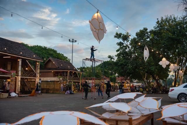 (251030) -- VIENTIANE, Oct. 30, 2025 (Xinhua) -- Workers put up decoration lights for the upcoming That Luang festival in Vientiane, capital of Laos, Oct. 30, 2025. TO GO WITH: "Feature: Laos in full swing to welcome golden glow of That Luang festival " (Photo by Kaikeo Saiyasane/Xinhua)