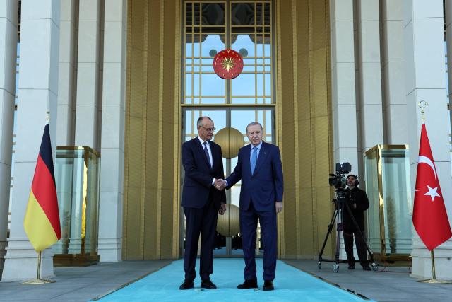 (251030) -- ANKARA, Oct. 30, 2025 (Xinhua) -- Turkish President Recep Tayyip Erdogan (R) shakes hands with visiting German Chancellor Friedrich Merz in Ankara, Türkiye, Oct. 30, 2025. (Mustafa Kaya/Handout via Xinhua)
