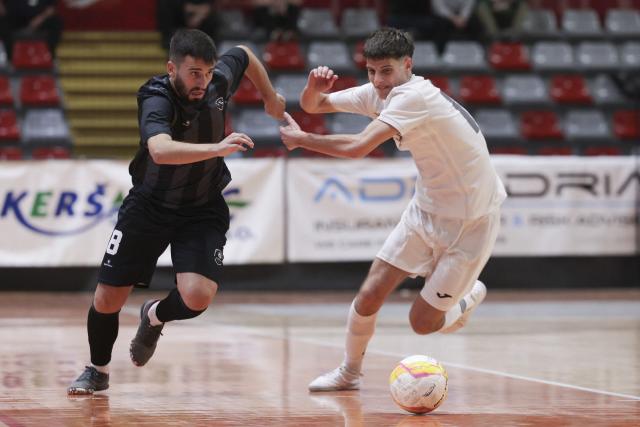 (251031) -- LJUBLJANA, Oct. 31, 2025 (Xinhua) -- Iljaz Chiljafi (L) of Forca vies with Ziga Frank of Vrhnika during the UEFA Futsal Champions League Main Round Group 8 match between Vrhnika of Slovenia and Forca of North Macedonia in Ljubljana, Slovenia, Oct. 30, 2025. (Photo by Zeljko Stevanic/Xinhua)