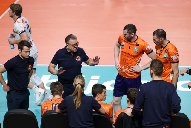 (251031) -- LJUBLJANA, Oct. 31, 2025 (Xinhua) -- Igor Kolakovic (3rd L), coach of ACH Ljubljana, instructs players during the quarter-final second leg match between ACH Ljubljana and Orion Stars at the 2025/2026 CEV Champions League Men qualification round in Ljubljana, Slovenia, on Oct. 30, 2025. (Photo by Zeljko Stevanic/Xinhua)