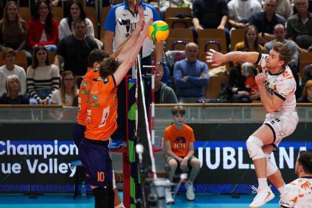 (251031) -- LJUBLJANA, Oct. 31, 2025 (Xinhua) -- Eirik Holst Kavli (R) of Orion Stars spikes the ball during the quarter-final second leg match between ACH Ljubljana and Orion Stars at the 2025/2026 CEV Champions League Men qualification round in Ljubljana, Slovenia, on Oct. 30, 2025. (Photo by Zeljko Stevanic/Xinhua)