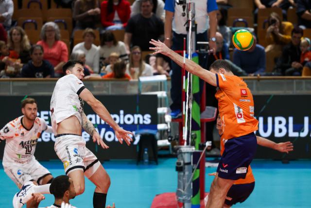 (251031) -- LJUBLJANA, Oct. 31, 2025 (Xinhua) -- Hiago Augusto Domingues Crins (top L) of Orion Stars spikes the ball during the quarter-final second leg match between ACH Ljubljana and Orion Stars at the 2025/2026 CEV Champions League Men qualification round in Ljubljana, Slovenia, on Oct. 30, 2025. (Photo by Zeljko Stevanic/Xinhua)
