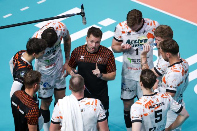 (251031) -- LJUBLJANA, Oct. 31, 2025 (Xinhua) -- Dirk Sparidans (C), coach of Orion Stars, instructs players during the quarter-final second leg match between ACH Ljubljana and Orion Stars at the 2025/2026 CEV Champions League Men qualification round in Ljubljana, Slovenia, on Oct. 30, 2025. (Photo by Zeljko Stevanic/Xinhua)