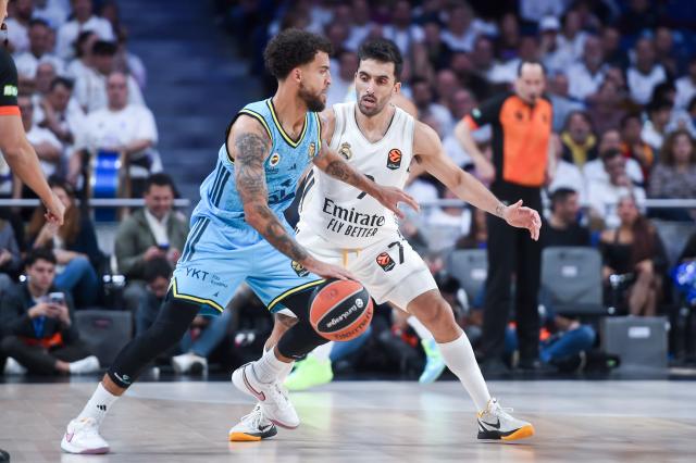 (251031) -- MADRID, Oct. 31, 2025 (Xinhua) -- Real Madrid's Facundo Campazzo (R) defends Fenerbahce Beko Istanbul's Scottie Wilbekin during the Euroleague basketball match between Real Madrid and Fenerbahce Beko Istanbul in Madrid, Spain, on Oct. 30, 2025. (Photo by Gustavo Valiente/Xinhua)