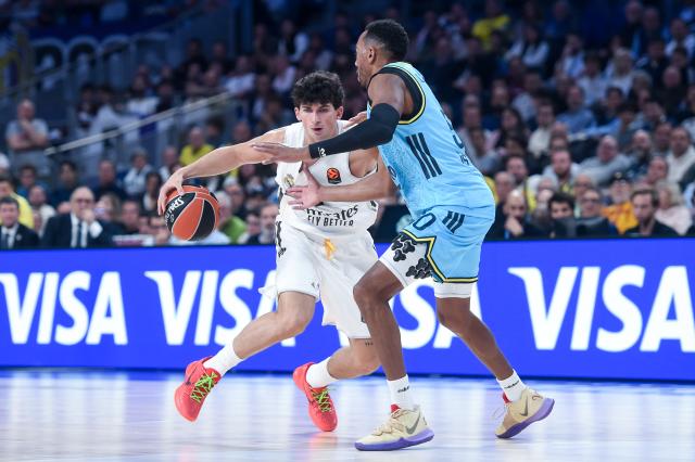 (251031) -- MADRID, Oct. 31, 2025 (Xinhua) -- Real Madrid's Gabriele Procida (L) vies with Fenerbahce Beko Istanbul's Bonzie Colson during the Euroleague basketball match between Real Madrid and Fenerbahce Beko Istanbul in Madrid, Spain, on Oct. 30, 2025. (Photo by Gustavo Valiente/Xinhua)