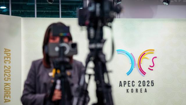 (251031) -- GYEONGJU, Oct. 31, 2025 (Xinhua) -- A journalist works at the media center in Gyeongju, South Korea, Oct. 31, 2025. The first session of the 32nd Asia-Pacific Economic Cooperation (APEC) Economic Leaders' Meeting kicked off in Gyeongju, South Korea, on Friday. (Xinhua/Jia Haocheng)